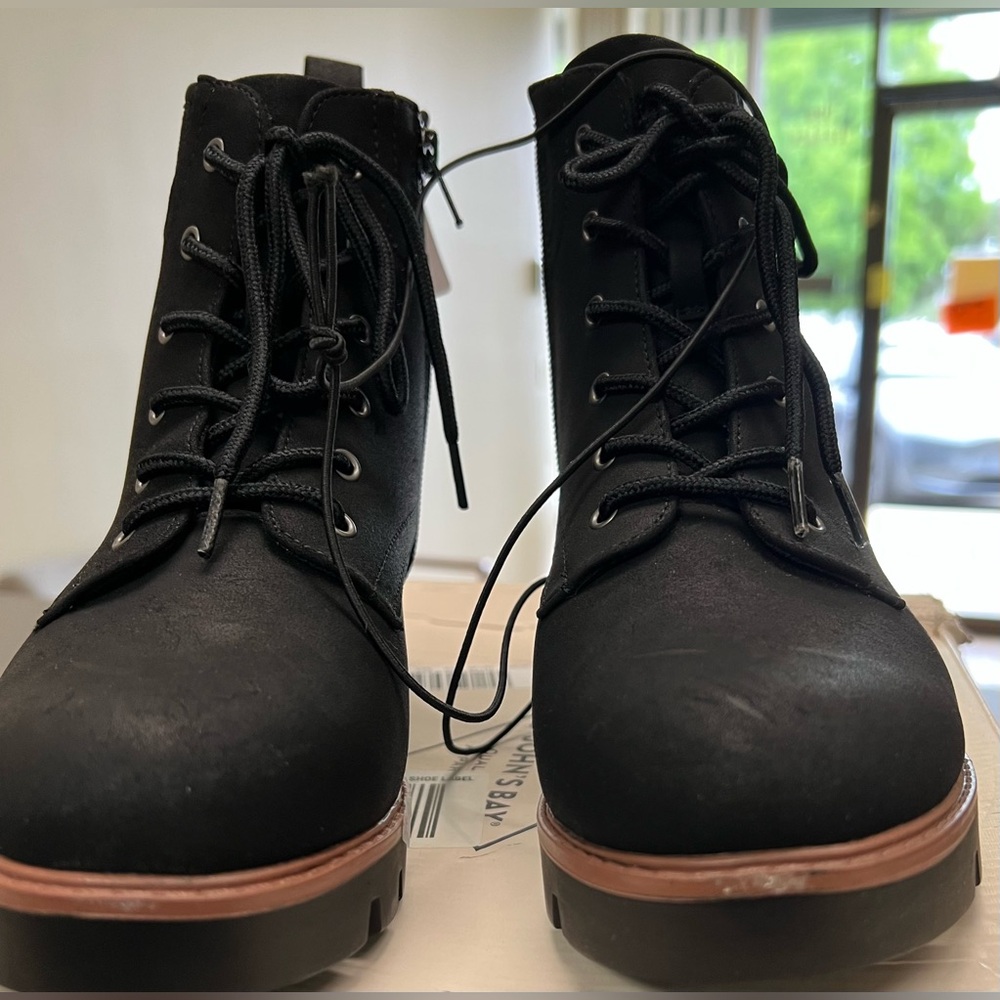 St John’s Bay - 8 Wide NEW in BOX - Black Lace-Up Boots with Brown Trim